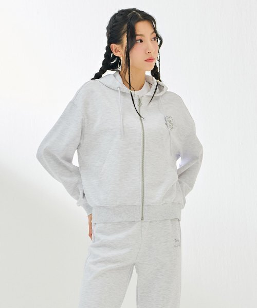 CHASECULT（チェイスカルト）の「レディースポイント刺繍フードジップアップ-DARG4361B0B（パーカー・レディース・ライトグレー・90/85）」の4枚目の写真