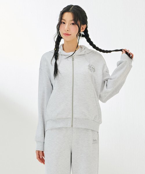 CHASECULT（チェイスカルト）の「レディースポイント刺繍フードジップアップ-DARG4361B0B（パーカー・レディース・ライトグレー・90/85）」の5枚目の写真