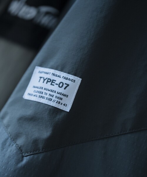 WILD THINGS（ワイルドシングス）の「【elephant TRIBAL fabrics × WILD THINGS for ADAM ET ROPE'】EX DETACHABLE MONSTER PARKA（ダウンジャケット/コート・メンズ・カーキ/ブラック・L/M）」の13枚目の写真