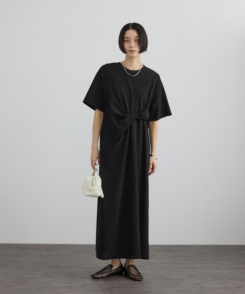 SALON adam et rope'（サロン アダム エ ロペ）の「【WEB限定】ドライコットンツイストディテールワンピース（ワンピース・レディース・ブラウン/ブラック・FREE）」の4枚目の写真