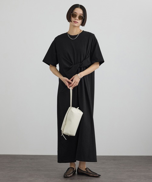SALON adam et rope'（サロン アダム エ ロペ）の「【WEB限定】ドライコットンツイストディテールワンピース（ワンピース・レディース・ブラウン/ブラック・FREE）」の8枚目の写真