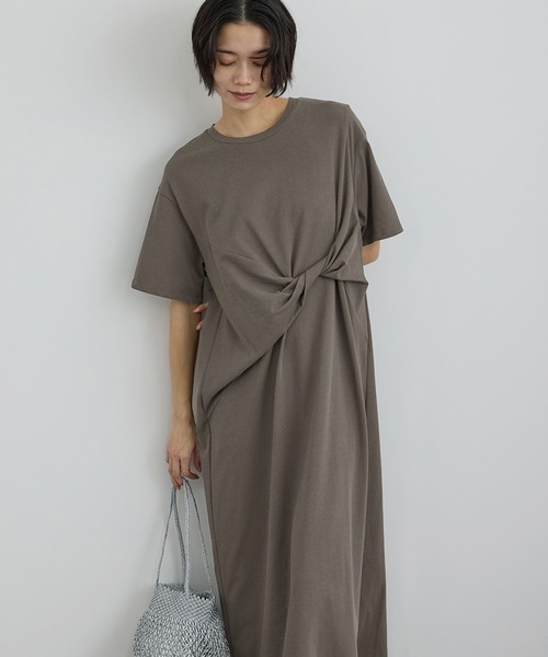 SALON adam et rope'（サロン アダム エ ロペ）の「【WEB限定】ドライコットンツイストディテールワンピース（ワンピース・レディース・ブラウン/ブラック・FREE）」の11枚目の写真