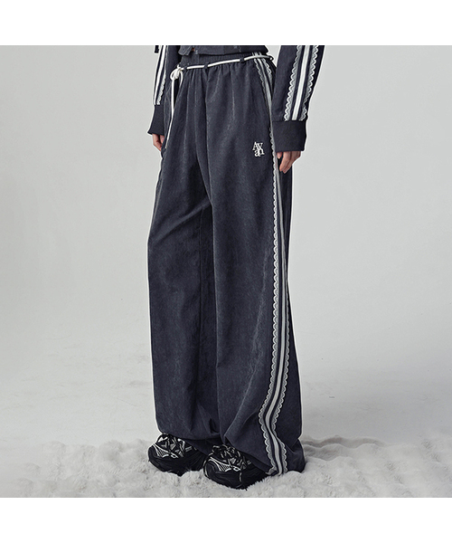 AVANDRESS(アバンドレス )の「レイナレーストラックパンツ_4カラー(スウェットパンツ・レディース・PINK/チャコール/ブラウン/ブラック・SMALL/MEDIUM)」の2枚目の写真
