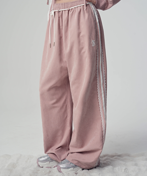AVANDRESS(アバンドレス )の「レイナレーストラックパンツ_4カラー(スウェットパンツ・レディース・PINK/チャコール/ブラウン/ブラック・SMALL/MEDIUM)」の6枚目の写真