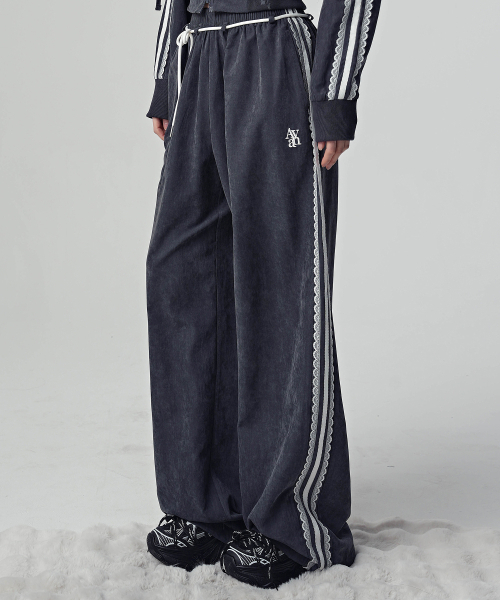 AVANDRESS(アバンドレス )の「レイナレーストラックパンツ_4カラー(スウェットパンツ・レディース・PINK/チャコール/ブラウン/ブラック・SMALL/MEDIUM)」の8枚目の写真