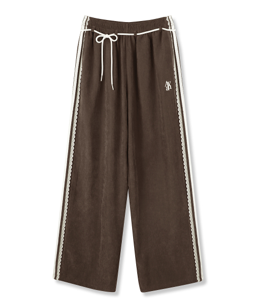 AVANDRESS(アバンドレス )の「レイナレーストラックパンツ_4カラー(スウェットパンツ・レディース・PINK/チャコール/ブラウン/ブラック・SMALL/MEDIUM)」の11枚目の写真