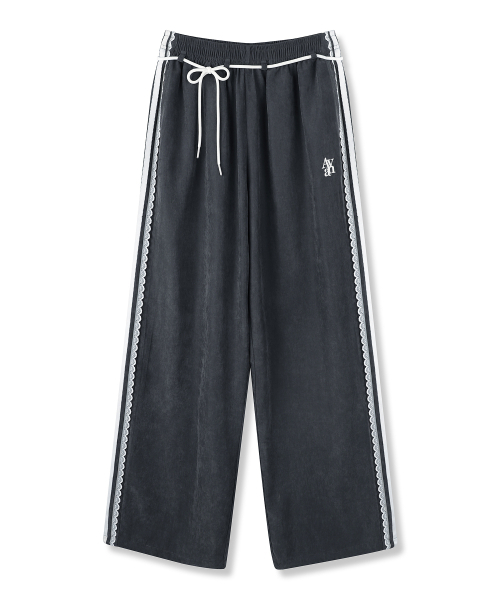 AVANDRESS(アバンドレス )の「レイナレーストラックパンツ_4カラー(スウェットパンツ・レディース・PINK/チャコール/ブラウン/ブラック・SMALL/MEDIUM)」の12枚目の写真