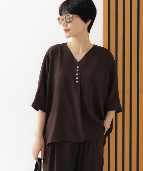 Elura（エルーラ）の「≪UV・防シワ・接触冷感≫サラサラリラクシーVネックプルオーバー/656790（シャツ/ブラウス・レディース・ブラック/オフホワイト/モカ/ミント/ダークブラウン・SMALL/MEDIUM）」の3枚目の写真