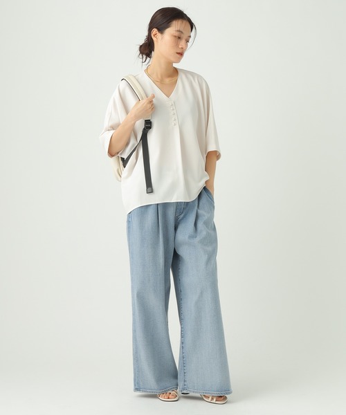 Elura（エルーラ）の「≪UV・防シワ・接触冷感≫サラサラリラクシーVネックプルオーバー/656790（シャツ/ブラウス・レディース・ブラック/オフホワイト/モカ/ミント/ダークブラウン・SMALL/MEDIUM）」の7枚目の写真