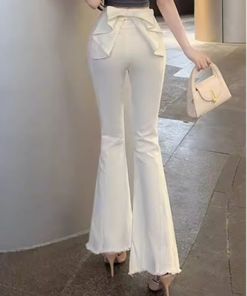 &soiree(アンドソワレ)の「バックリボン付きハイウエストフレアデニムパンツ(デニムパンツ・レディース・ブルー/ホワイト・SMALL/MEDIUM/LARGE/X-LARGE)」の1枚目の写真