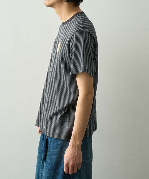 KHOKI(コッキ)の「【KHOKI/コッキ】Hand-Embroidered Stripe T-Shirt(Tシャツ/カットソー・メンズ・ブラック/ブラウン・2/3)」の4枚目の写真