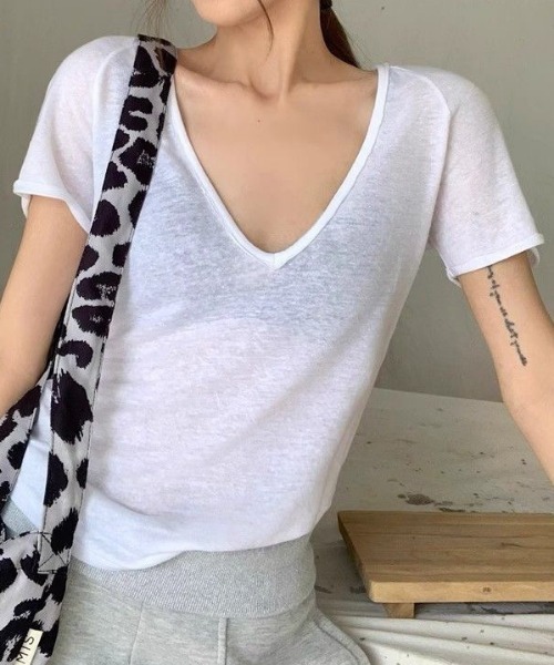 NANEA(ナネア)の「深VネックシアータイトTシャツ(Tシャツ/カットソー・レディース・ブラック/ホワイト・MEDIUM)」の1枚目の写真