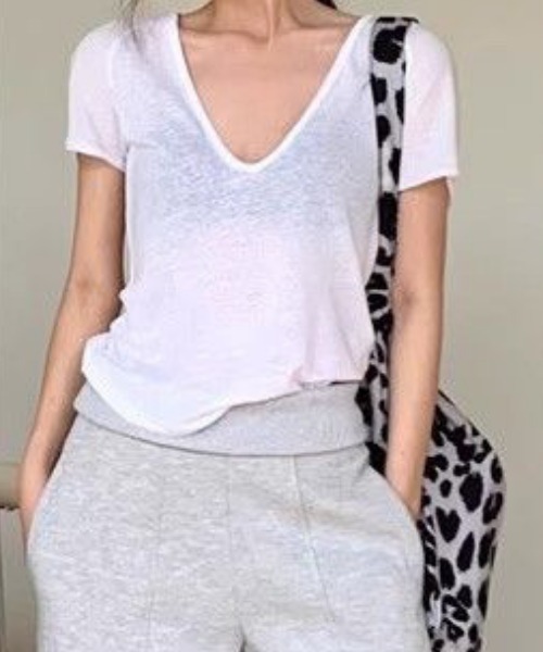 NANEA(ナネア)の「深VネックシアータイトTシャツ(Tシャツ/カットソー・レディース・ブラック/ホワイト・MEDIUM)」の14枚目の写真
