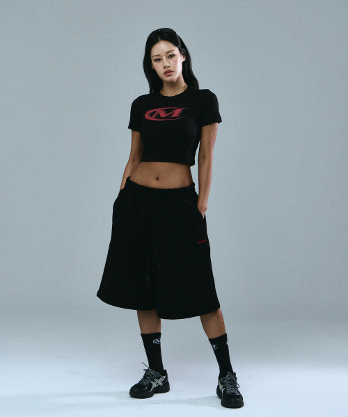 MIHAK(ミハク)の「モーションビッグロゴクロップTシャツ (ブラック/レッド)(Tシャツ/カットソー・レディース・その他・1/2)」の2枚目の写真