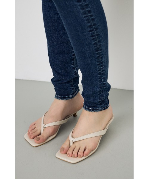 AZUL by moussy(アズールバイマウジー)の「トングミュールサンダル 靴(サンダル・レディース・キャメル/ブラック/アイボリー・MEDIUM/LARGE/SMALL)」の17枚目の写真