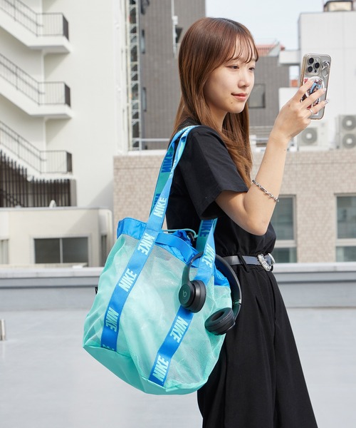 NIKE（ナイキ）の「NIKE/ナイキ SS26 メッシュトートプールバッグ ブランドロゴ マチ付き マリンスポーツ 2026年春夏（トートバッグ・メンズ・ブラック/グレー/レッド/ミント・FREE）」の4枚目の写真