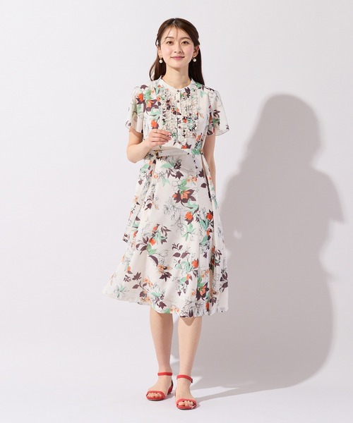 Rose Tiara(ローズティアラ)の「スパンボイルフラワープリントワンピース(ワンピース・レディース・ベージュ/ブラック・38/40/42/46)」の3枚目の写真