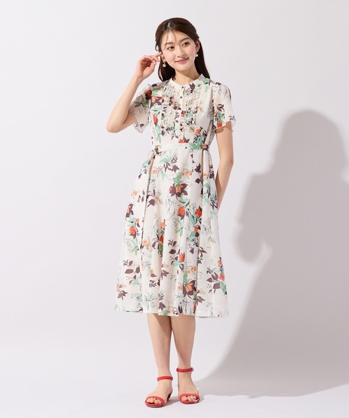 Rose Tiara(ローズティアラ)の「スパンボイルフラワープリントワンピース(ワンピース・レディース・ベージュ/ブラック・38/40/42/46)」の4枚目の写真