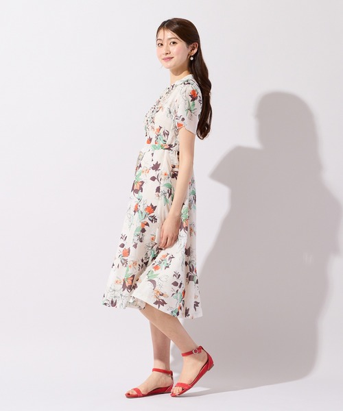 Rose Tiara(ローズティアラ)の「スパンボイルフラワープリントワンピース(ワンピース・レディース・ベージュ/ブラック・38/40/42/46)」の5枚目の写真