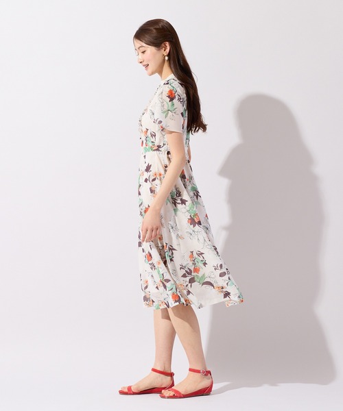 Rose Tiara(ローズティアラ)の「スパンボイルフラワープリントワンピース(ワンピース・レディース・ベージュ/ブラック・38/40/42/46)」の6枚目の写真