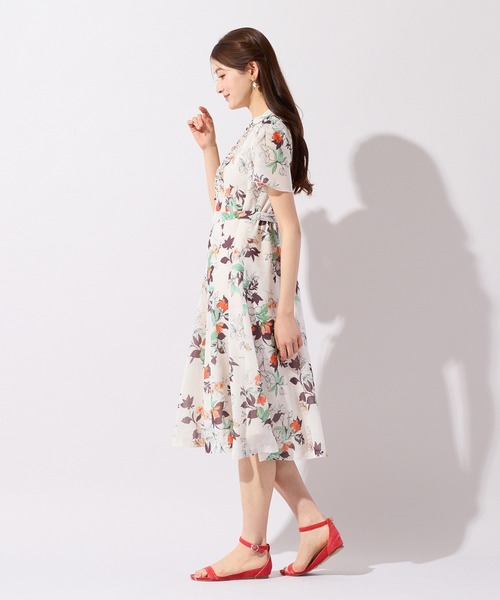 Rose Tiara(ローズティアラ)の「スパンボイルフラワープリントワンピース(ワンピース・レディース・ベージュ/ブラック・38/40/42/46)」の7枚目の写真