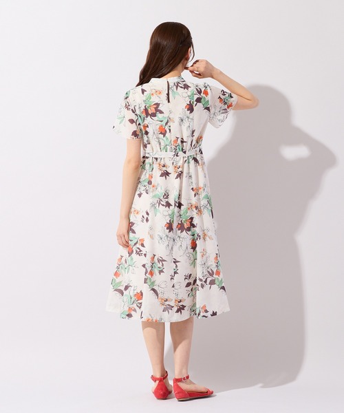Rose Tiara(ローズティアラ)の「スパンボイルフラワープリントワンピース(ワンピース・レディース・ベージュ/ブラック・38/40/42/46)」の9枚目の写真