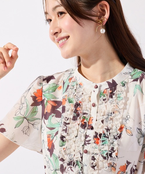 Rose Tiara(ローズティアラ)の「スパンボイルフラワープリントワンピース(ワンピース・レディース・ベージュ/ブラック・38/40/42/46)」の11枚目の写真