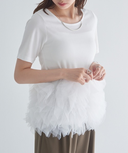 MAISON BREEZE reveur(メゾンブリーズレヴール)の「【MAISON BREEZE reveur】ボリュームチュールフリル ヘムプルオーバーTシャツ trc(Tシャツ/カットソー・レディース・ベージュ/オフホワイト/レッド/ブラック・FREE)」の2枚目の写真