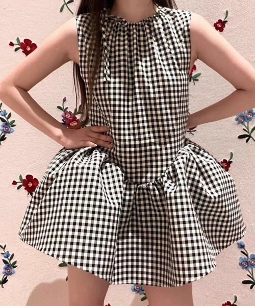 AMAJI(アマジ)の「チェック柄ミニ丈フレアキャミソールワンピース(ワンピース・レディース・ブラック・SMALL/MEDIUM/LARGE/X-LARGE)」の4枚目の写真