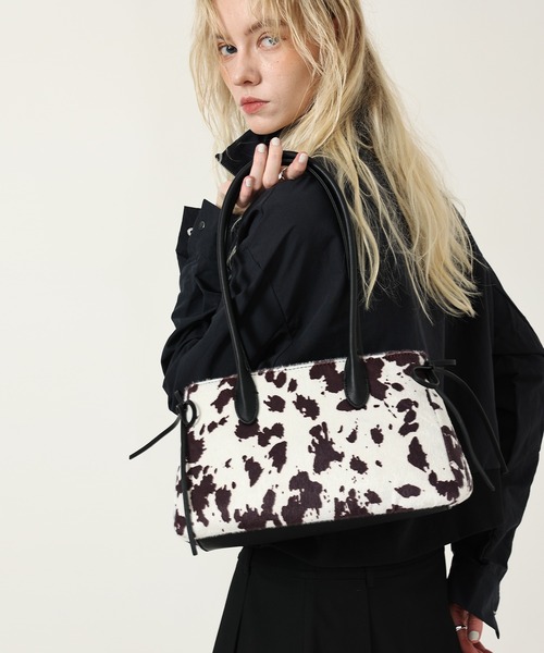 style code(スタイルコード)の「ZOZO限定【STYLE CODE/スタイルコード】カウ柄ハラコ風ボストンバッグ(ボストンバッグ・レディース・ブラウン/ブラック・FREE)」の2枚目の写真