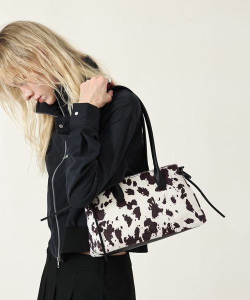 style code(スタイルコード)の「ZOZO限定【STYLE CODE/スタイルコード】カウ柄ハラコ風ボストンバッグ(ボストンバッグ・レディース・ブラウン/ブラック・FREE)」の4枚目の写真