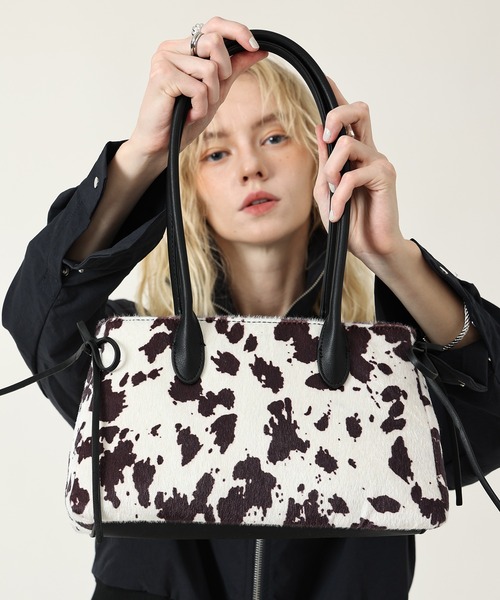 style code(スタイルコード)の「ZOZO限定【STYLE CODE/スタイルコード】カウ柄ハラコ風ボストンバッグ(ボストンバッグ・レディース・ブラウン/ブラック・FREE)」の3枚目の写真
