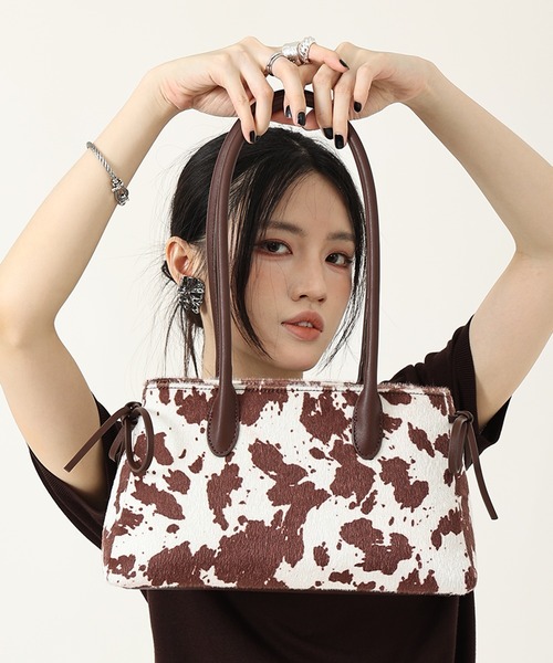 style code(スタイルコード)の「ZOZO限定【STYLE CODE/スタイルコード】カウ柄ハラコ風ボストンバッグ(ボストンバッグ・レディース・ブラウン/ブラック・FREE)」の12枚目の写真