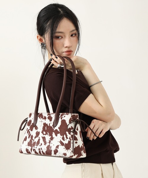 style code(スタイルコード)の「ZOZO限定【STYLE CODE/スタイルコード】カウ柄ハラコ風ボストンバッグ(ボストンバッグ・レディース・ブラウン/ブラック・FREE)」の16枚目の写真