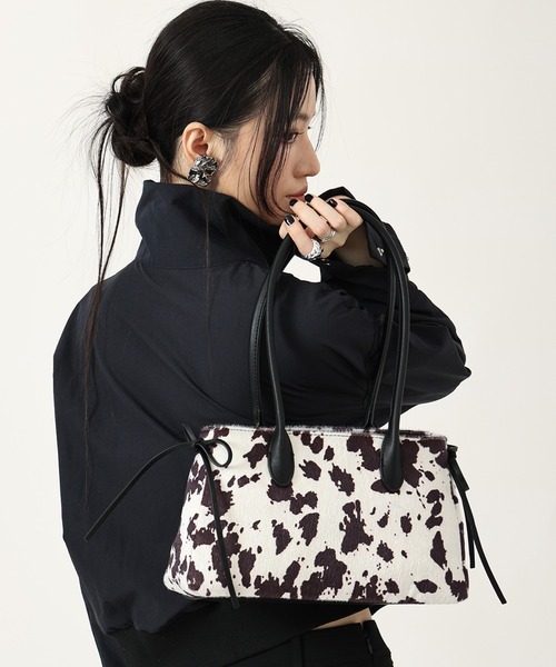 style code(スタイルコード)の「ZOZO限定【STYLE CODE/スタイルコード】カウ柄ハラコ風ボストンバッグ(ボストンバッグ・レディース・ブラウン/ブラック・FREE)」の9枚目の写真