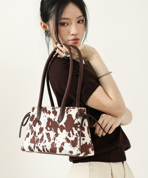 style code(スタイルコード)の「ZOZO限定【STYLE CODE/スタイルコード】カウ柄ハラコ風ボストンバッグ(ボストンバッグ・レディース・ブラウン/ブラック・FREE)」の15枚目の写真
