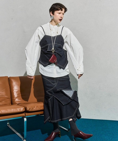 OMMO(オーエムエムオー)の「ASYMME FOLD DESIGN BUSTIER(キャミソール・レディース・ネイビー/オフホワイト・36/38)」の3枚目の写真