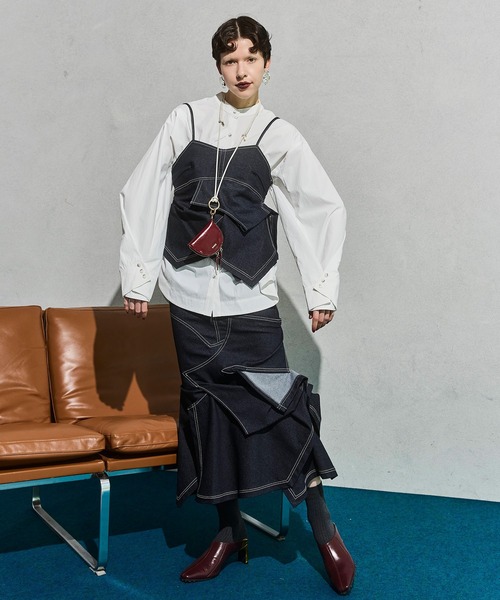 OMMO(オーエムエムオー)の「ASYMME FOLD DESIGN BUSTIER(キャミソール・レディース・ネイビー/オフホワイト・36/38)」の4枚目の写真