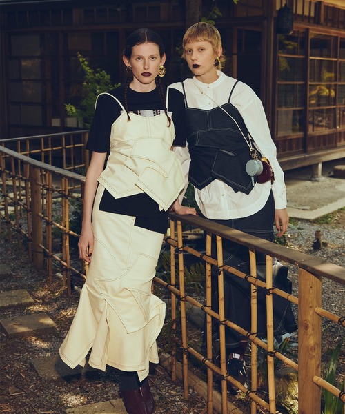 OMMO(オーエムエムオー)の「ASYMME FOLD DESIGN BUSTIER(キャミソール・レディース・ネイビー/オフホワイト・36/38)」の13枚目の写真