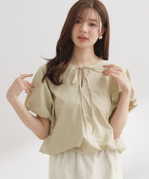 couture brooch(クチュールブローチ)の「2WAYバルーンブラウス(シャツ/ブラウス・レディース・ベージュ/ネイビー・38)」の2枚目の写真