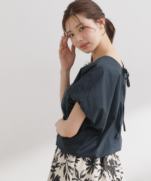 couture brooch(クチュールブローチ)の「2WAYバルーンブラウス(シャツ/ブラウス・レディース・ベージュ/ネイビー・38)」の4枚目の写真