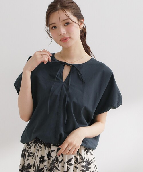 couture brooch(クチュールブローチ)の「2WAYバルーンブラウス(シャツ/ブラウス・レディース・ベージュ/ネイビー・38)」の6枚目の写真