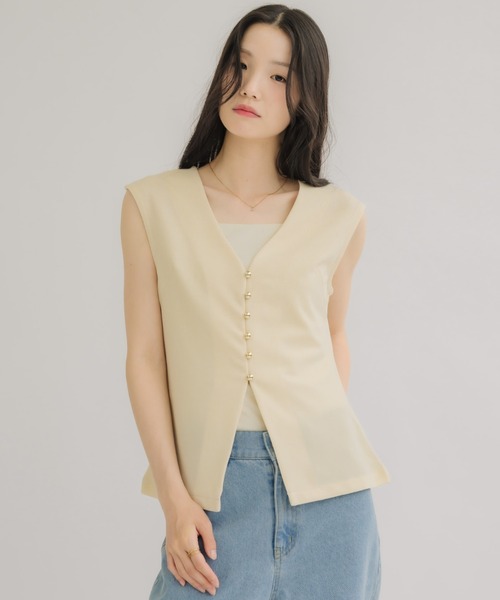 NEUNA(ヌナ)の「【快適さと上品さを両立◎】ジョーゼットボタンベスト(ベスト・レディース・ブラウン/ブラック/アイボリー・FREE)」の2枚目の写真