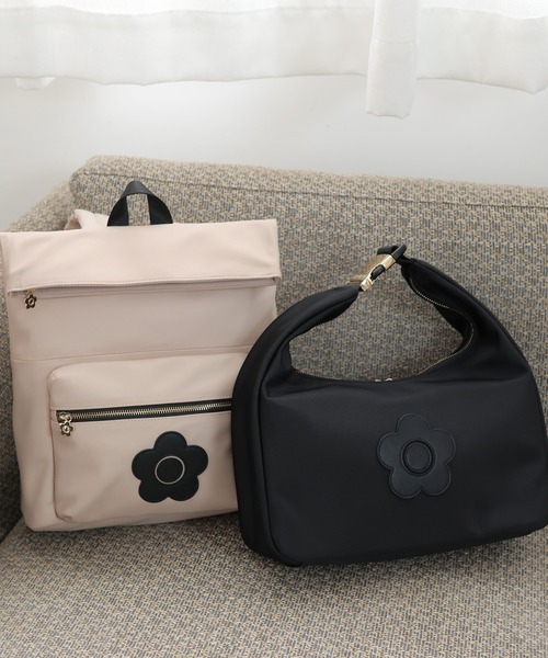 MARY QUANT(マリークワント)の「デイジーパッチツイル リュック(バックパック/リュック・レディース・ベージュ/ブラック・FREE)」の3枚目の写真