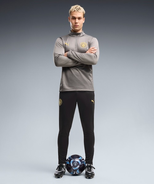 PUMA(プーマ)の「PUMA プーマ メンズ 2026-27 マンチェスターシティ FC トレーニング パンツ Wポ(その他パンツ・メンズ・ブラック×ピンク/ブルー系・MEDIUM/SMALL/LARGE/X-LARGE)」の2枚目の写真