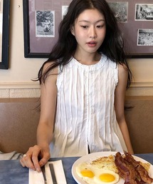 ピンタックフレアシルエットノースリブラウス