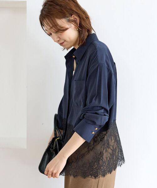 le.coeur blanc（ルクールブラン）の「裾レースドッキングシャツ（シャツ/ブラウス・レディース・ネイビー/オフホワイト・38）」の14枚目の写真
