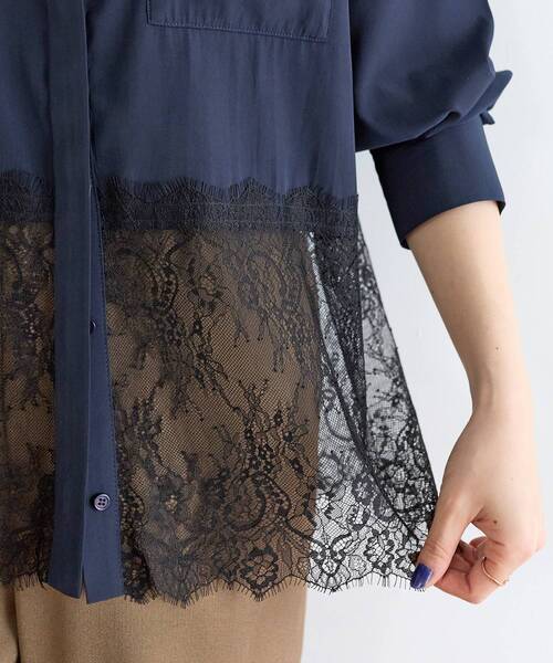 le.coeur blanc（ルクールブラン）の「裾レースドッキングシャツ（シャツ/ブラウス・レディース・ネイビー/オフホワイト・38）」の13枚目の写真