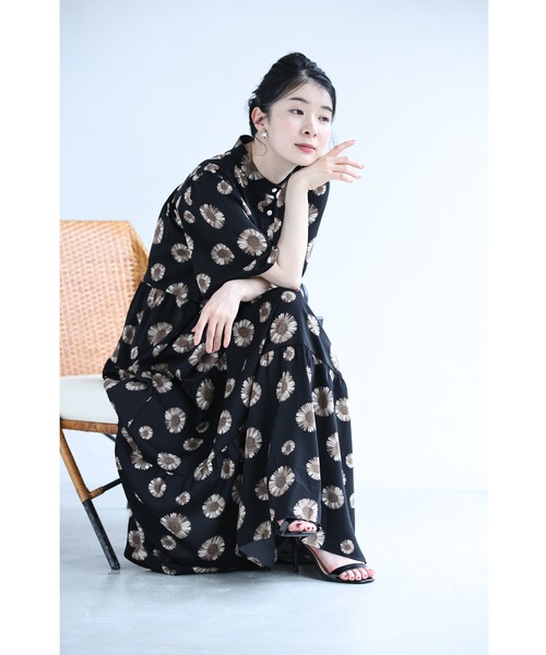 cawaii（カワイイ）の「太陽に映えるひまわり柄ロングワンピース（紐ベルト付き）（ワンピース・レディース・ブラック・FREE）」の4枚目の写真