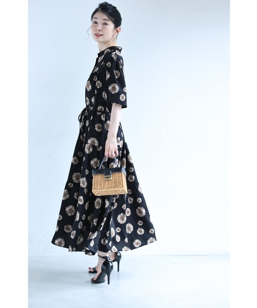 cawaii（カワイイ）の「太陽に映えるひまわり柄ロングワンピース（紐ベルト付き）（ワンピース・レディース・ブラック・FREE）」の11枚目の写真